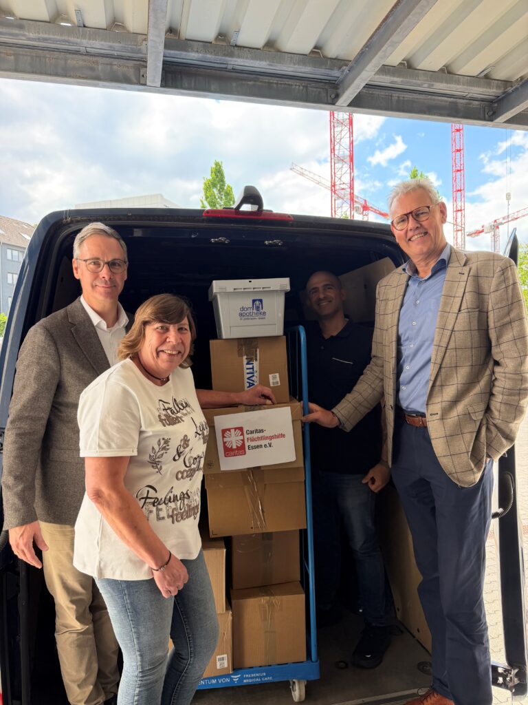 Uebergabe hilfslieferung caritas